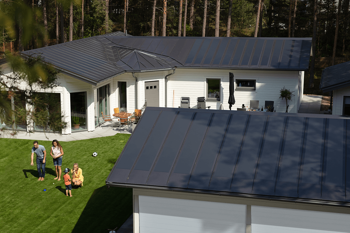 Lindab-integrerade-solceller-i-tak